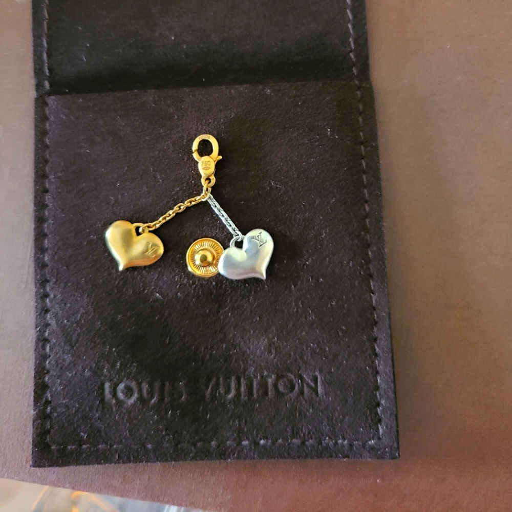 Louis vuitton 18 kt. Gold hanging hearts charm